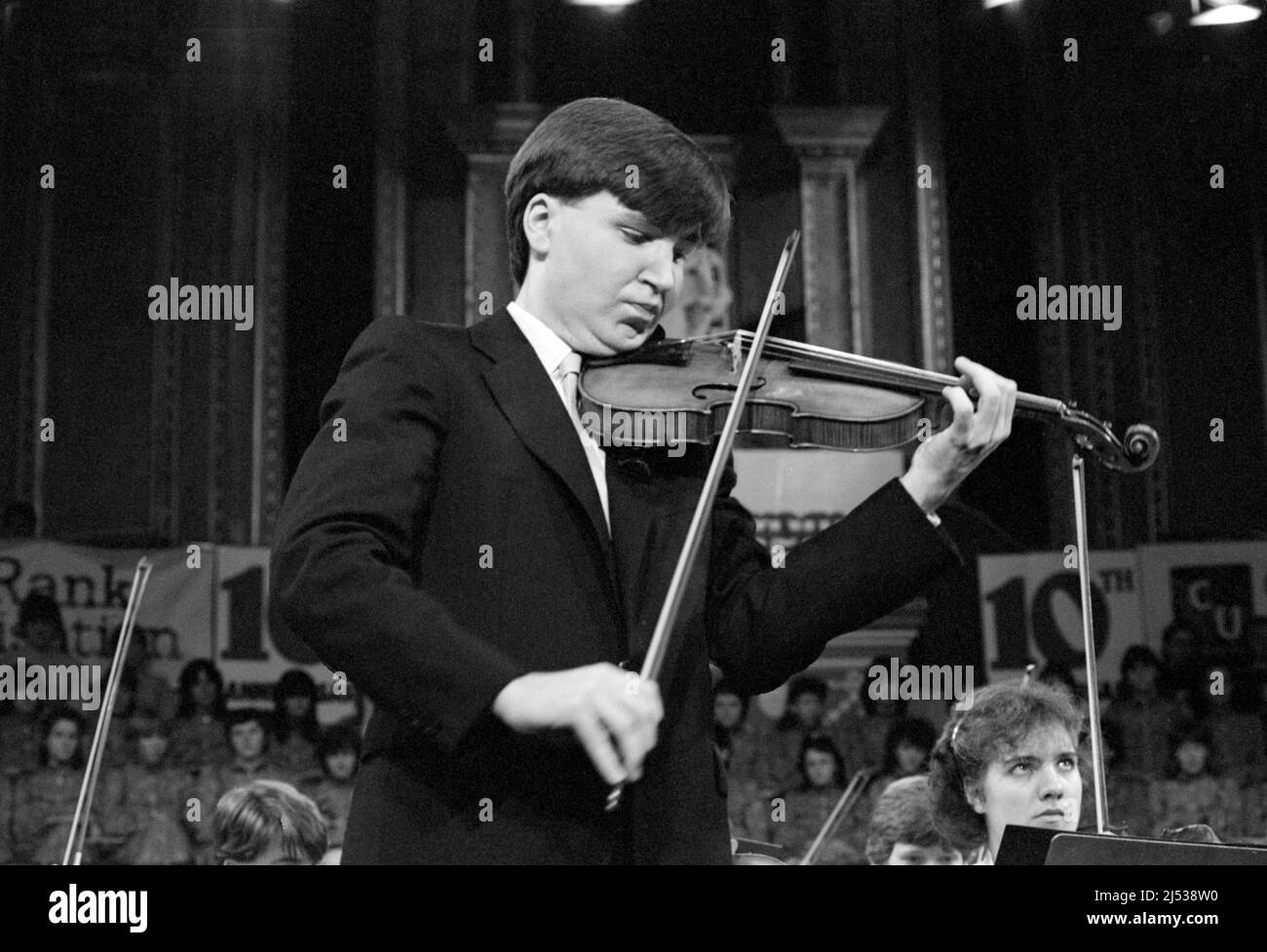 Violinista e violinista inglese Nigel Kennedy, di 28 anni, che si esibisce in uno dei concerti Schools Prom, Royal Albert Hall, Londra, Inghilterra nel 1984. Foto Stock