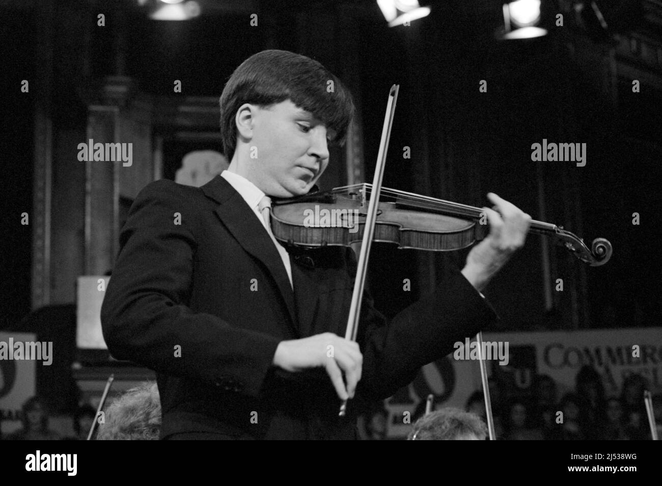 Violinista e violinista inglese Nigel Kennedy, di 28 anni, che si esibisce in uno dei concerti Schools Prom, Royal Albert Hall, Londra, Inghilterra nel 1984. Foto Stock