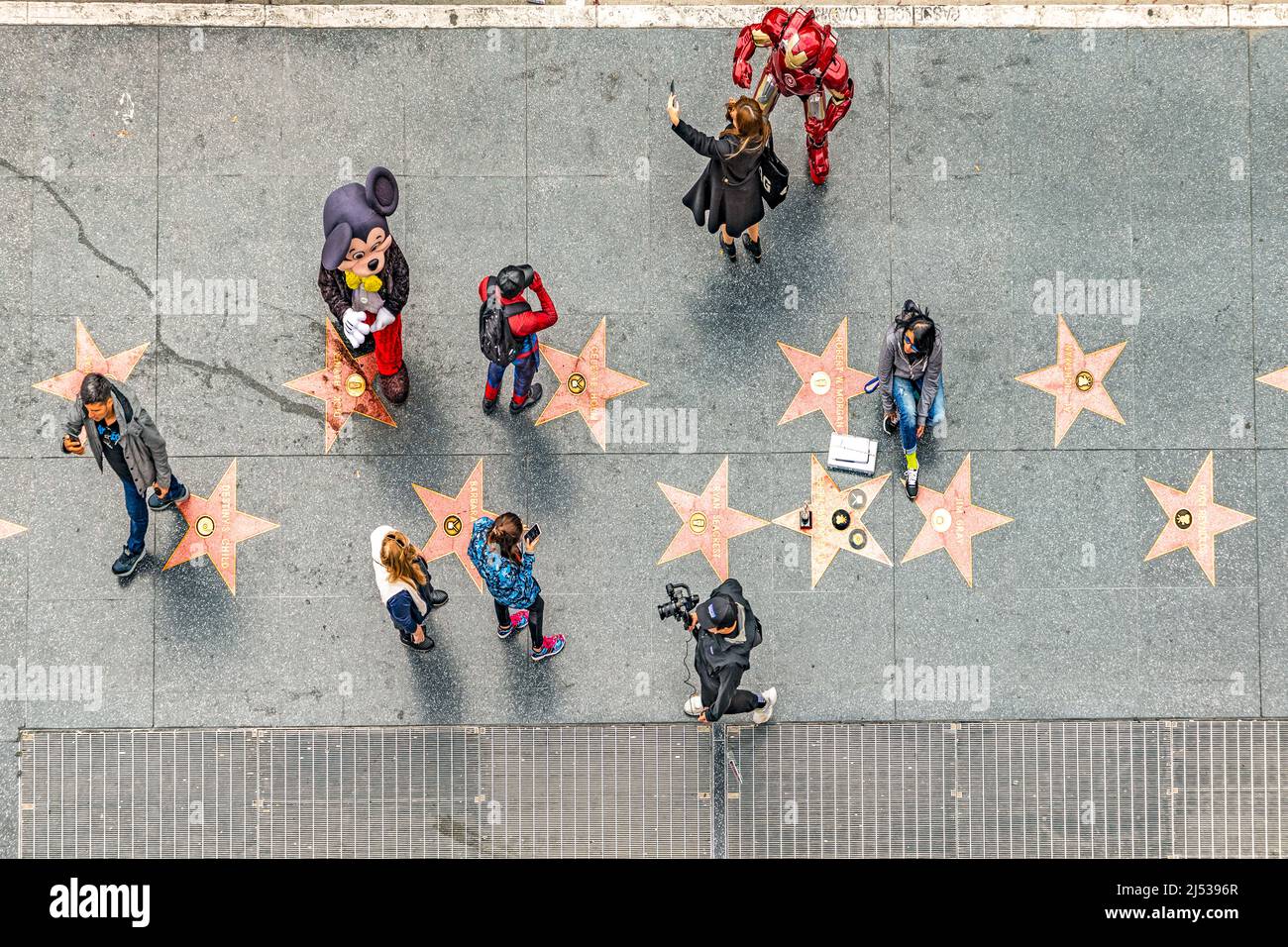 Los Angeles, USA - 5 marzo 2019: Antenna di passeggiata di fama con turisti in cerca di stelle e attori che guadagnano denaro posando per figure cinematografiche. Foto Stock
