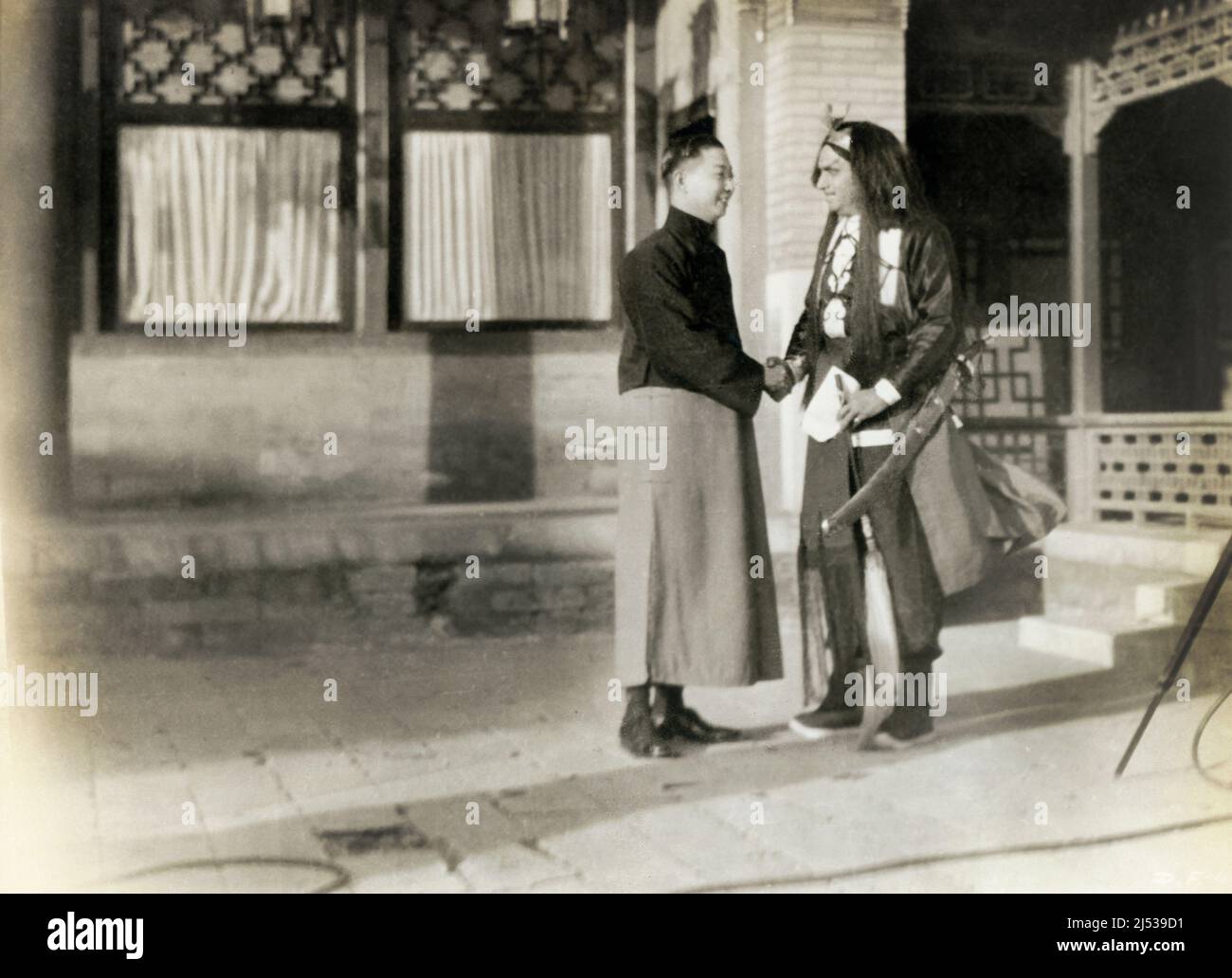 Mei lanfang, Douglas Fairbanks, Sr., su set del documentario Film, 'Around the World in 80 Minutes with Douglas Fairbanks', United Artists, 1931 Foto Stock