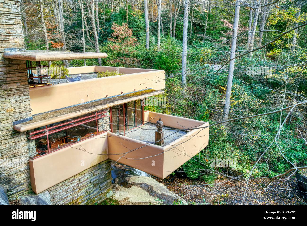 L’acqua cadente di Frank Lloyd Wright con la sua terrazza affacciata sul Bear Run Stream a Mill Run, Pennsylvania. Foto Stock