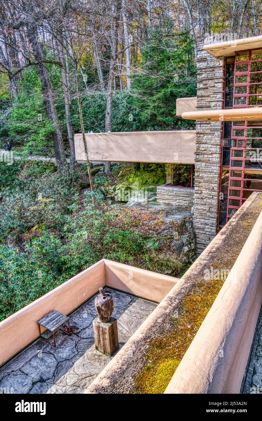 Guardando verso il basso su una terrazza inferiore con la sua grande scultura di Buddha Head al Falling Water di Frank Lloyd Wright a Mill Run, Pennsylvania. Foto Stock