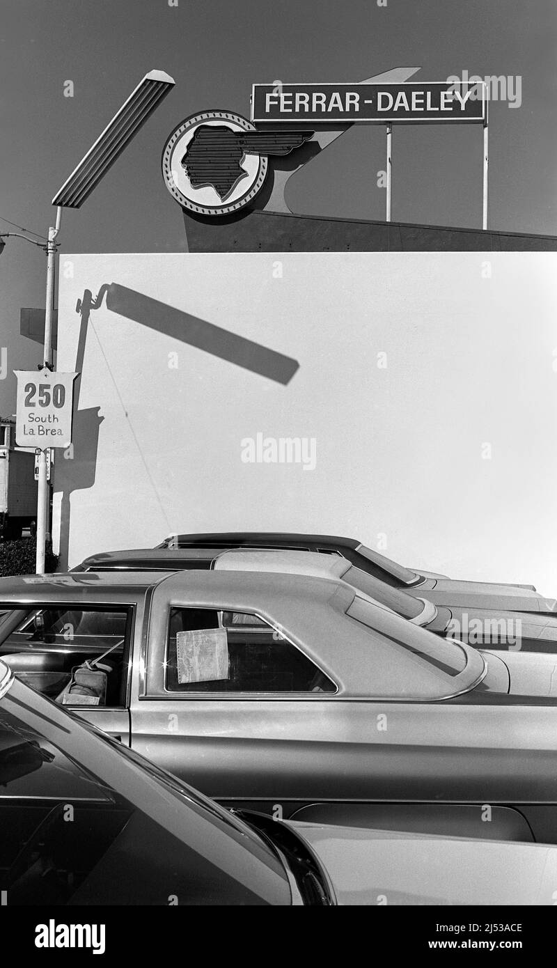 Ferrar-Daeley concessionaria auto su la Brea Ave.circa con il logo Pontiac Chief sul cartello. Los Angeles, California. Foto Stock