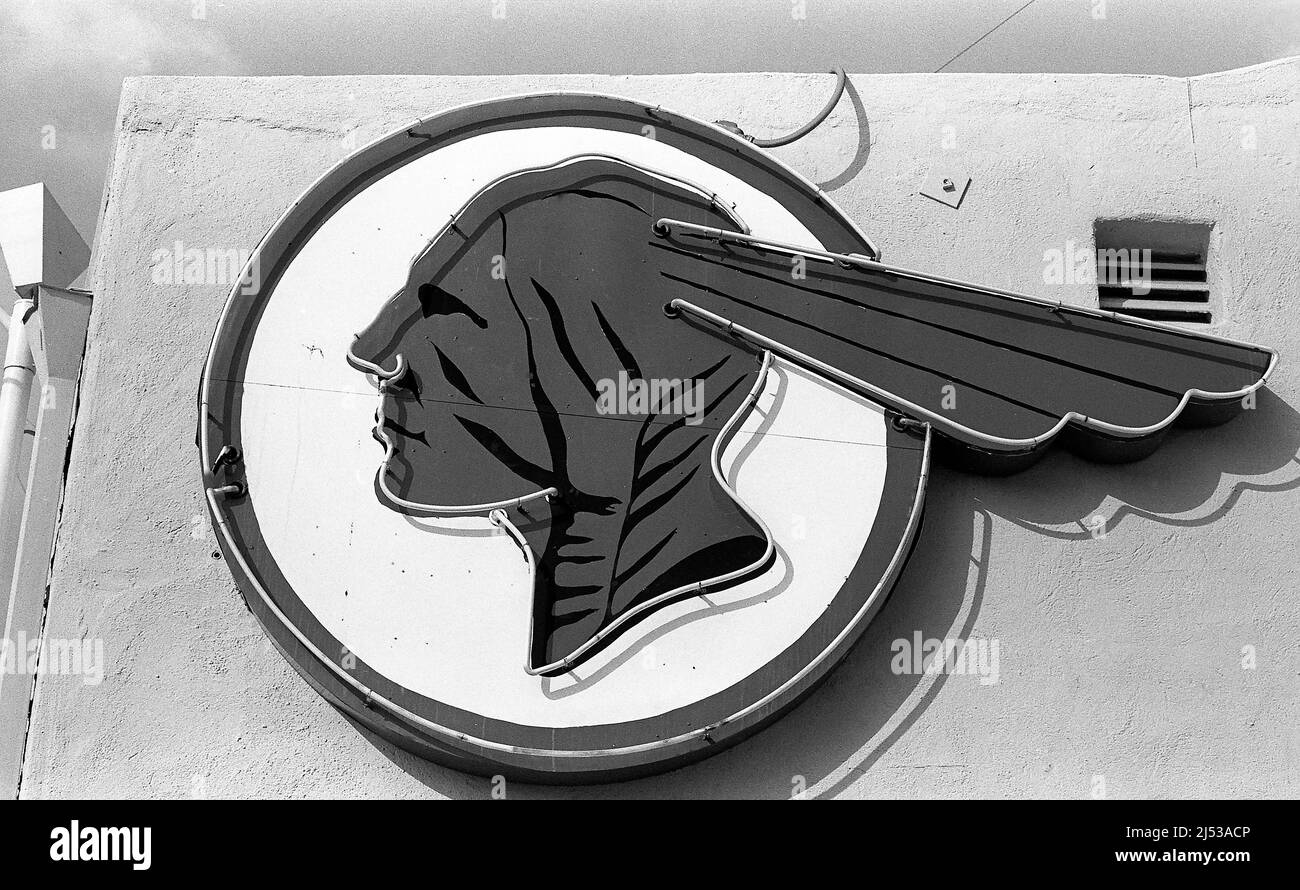 Logo Pontiac 'Chief' sul cartello presso la concessionaria su la Brea Ave. A Los Angeles, CA. Foto Stock