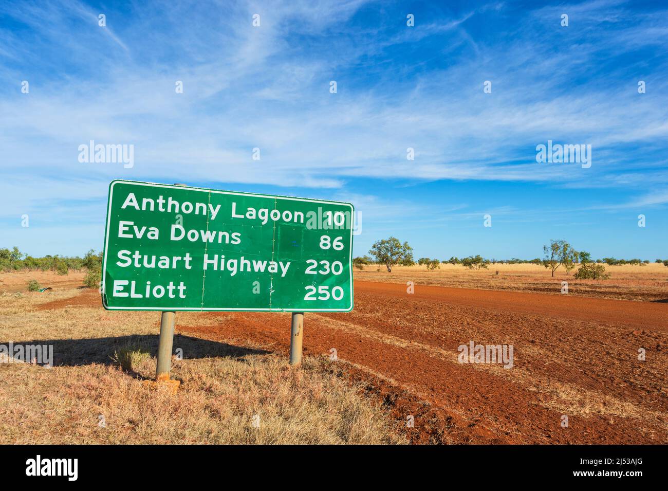 Segnaletica stradale che mostra le distanze sulla storica Barkly Stock Route, Barkly Tablelands, Northern Territory, NT, Australia Foto Stock