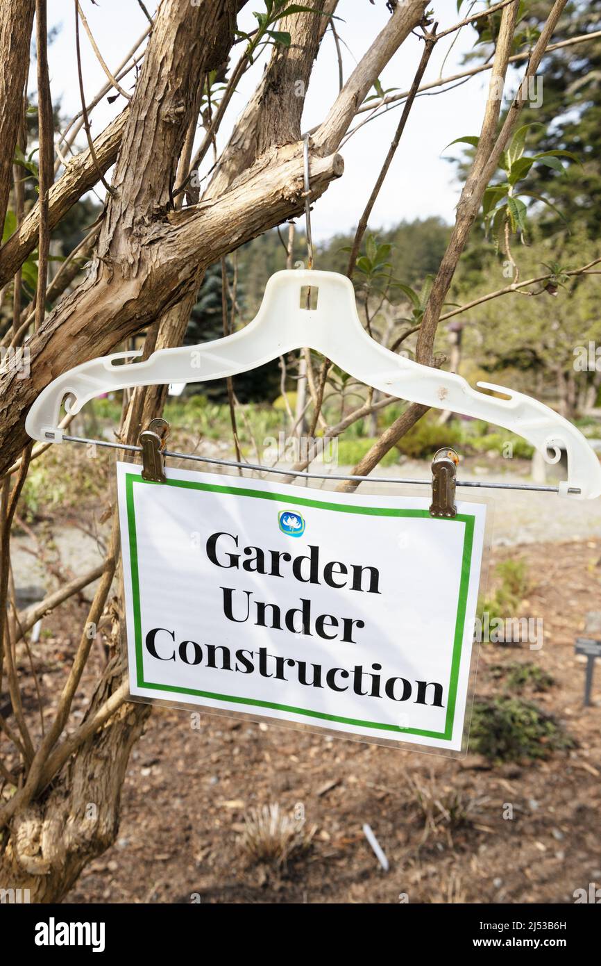 Un cartello con la scritta "Garden under Construction" presso i giardini dell'HCP a Victoria, British Columbia, Canada. Foto Stock