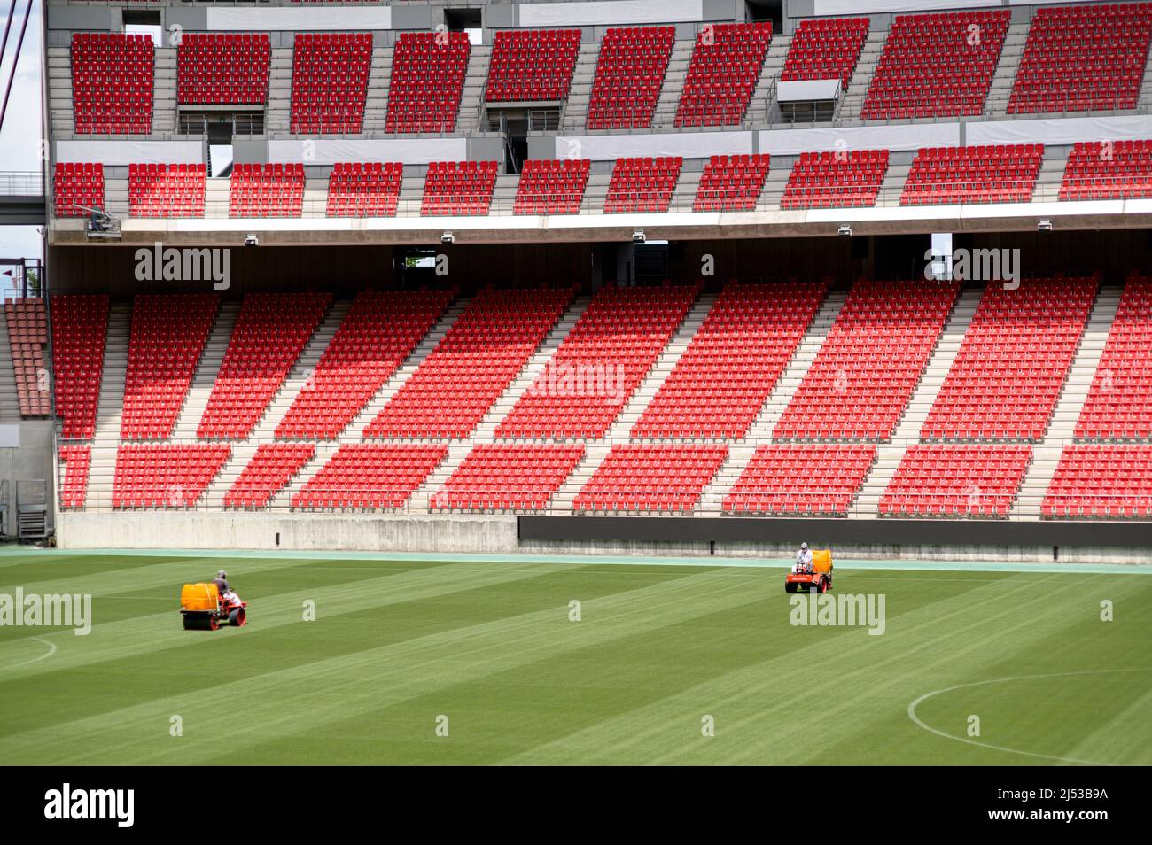 Tosaerba che lavorano sul terreno del Toyota Stadium in Giappone. Foto Stock