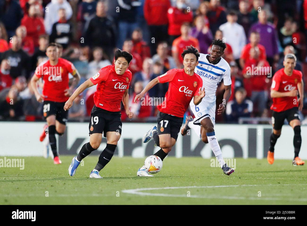 Palma di Maiorca, Spagna. 19th Apr 2022. (L-R) Lee Kang-in, Takefusa Kubo (Mallorca), Mamadou Loum (Alaves) Calcio : Spagnolo 'la Liga Santander' incontro tra RCD Mallorca 2-1 Deportivo Alaves alla visita Mallorca Estadi a Palma di Maiorca, Spagna . Credit: Mutsu Kawamori/AFLO/Alamy Live News Foto Stock