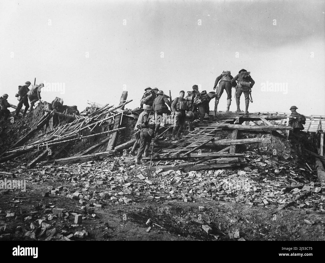 Truppe britanniche che si arrampicano su edifici in rovina a Brie, nei pressi di Peronne, 20th marzo 1917, a seguito del ritiro delle forze tedesche in punti strategici sulla linea di Hindenburg. Foto Stock