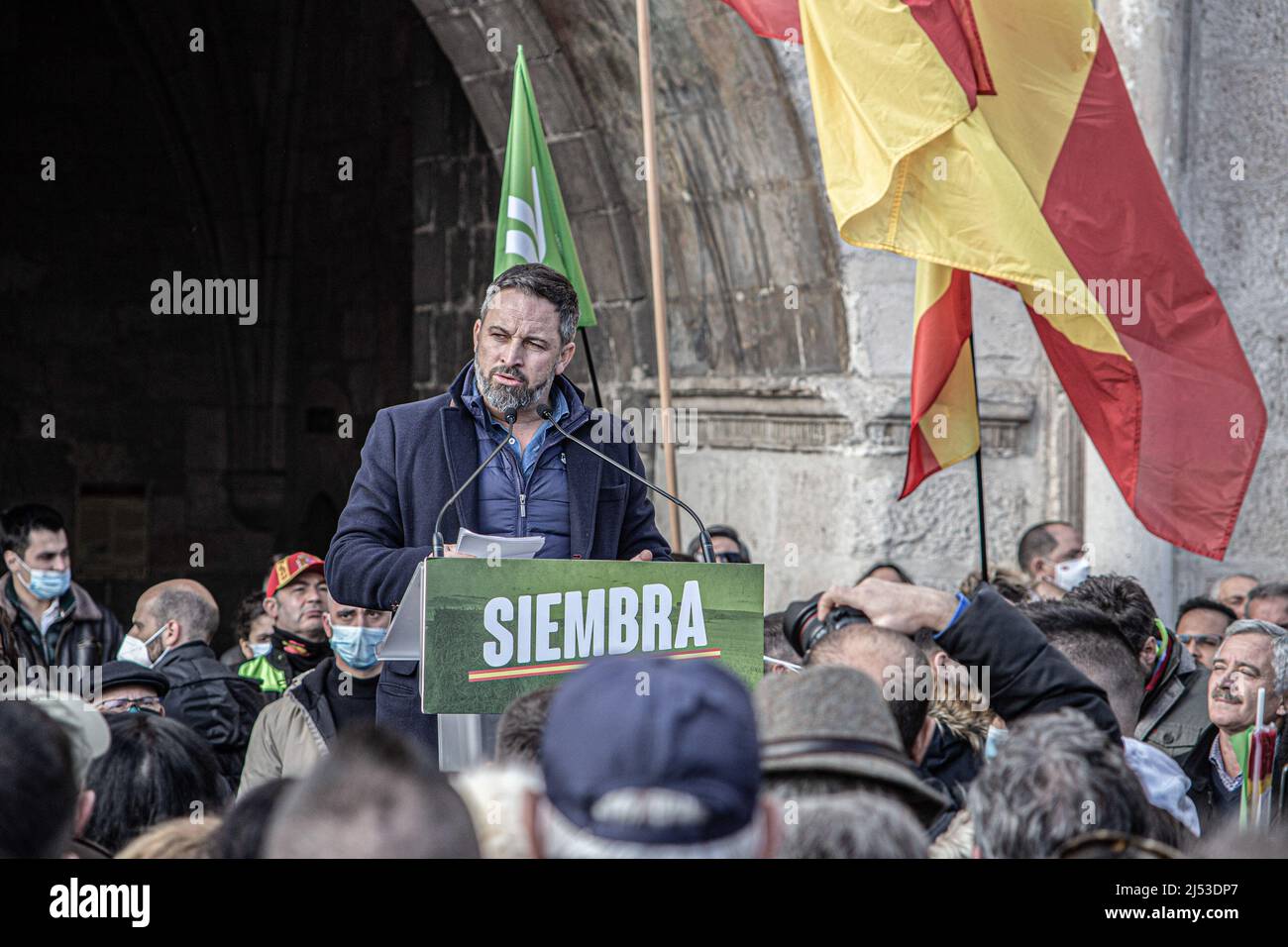 Burgos, Spagna. 05th Feb 2022. Santiago Abascal parla ai tifosi durante il raduno di massa all'Arco di Santa María. Santiago Abascal, presidente della VOX, organizza un raduno presso l'Arco di Santa Maria, Burgos, per presentare il candidato Juan Manuel García-Gallardo Frings, leader della Vox a Castilla y León. (Foto di Jorge Contreras Soto/SOPA Images/Sipa USA) Credit: Sipa USA/Alamy Live News Foto Stock