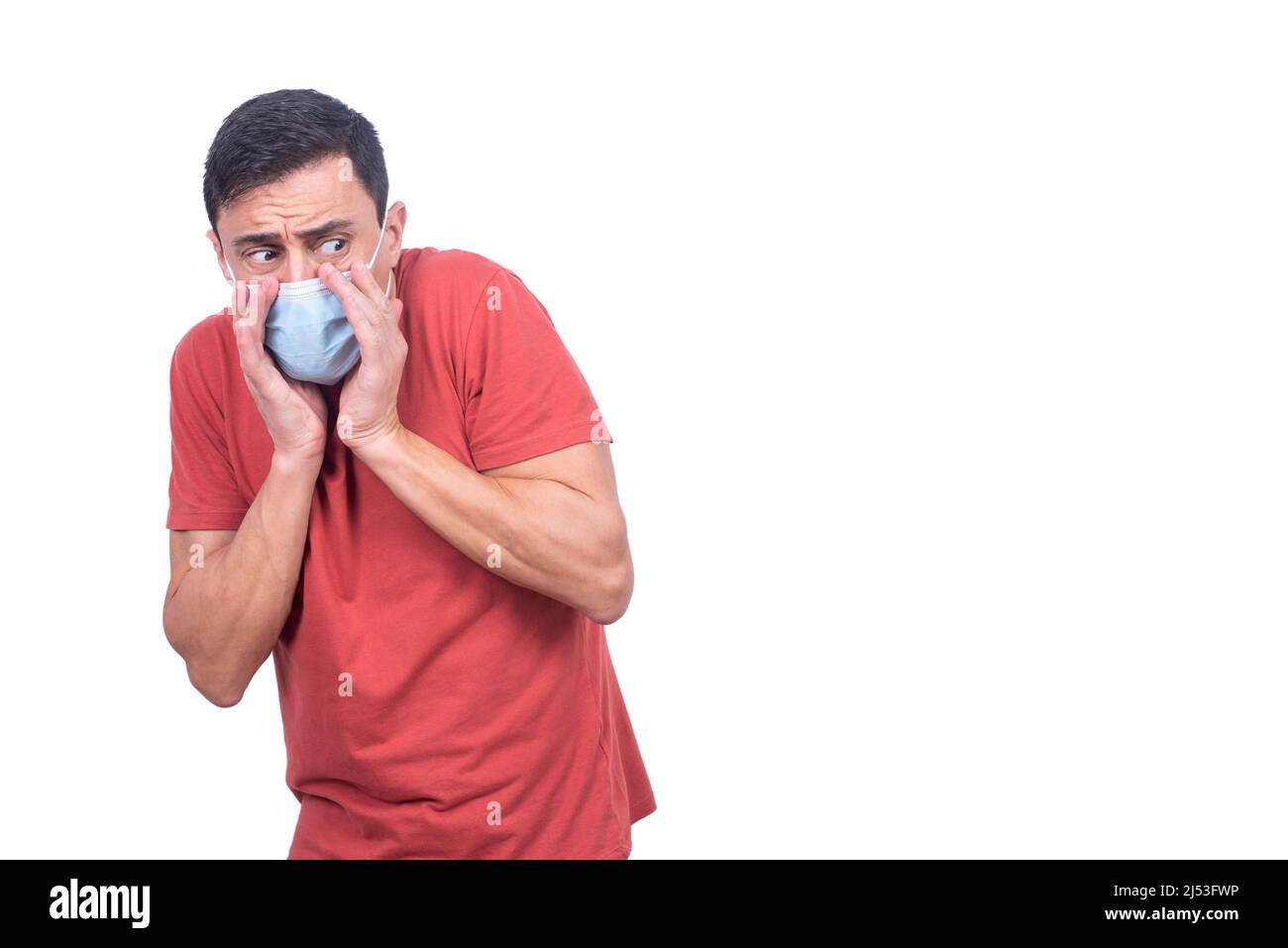 Uomo spaventoso in maschera medica durante la pandemia di COVID Foto Stock