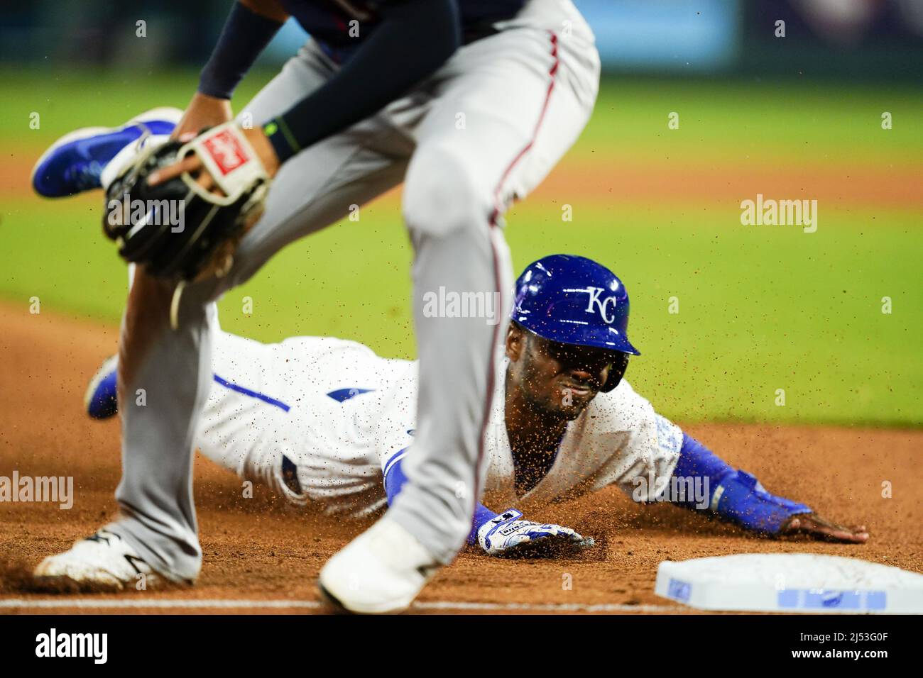 Kansas City, Stati Uniti. 19th Apr 2022. Il fielder del centro dei Kansas City Royals Michael A. Taylor (2) scivola in modo sicuro oltre il tag dal terzo baseman dei Minnesota Twins Gio Urshela (15) durante il quinto inning al Kauffman Stadium di Kansas City, Missouri martedì 19 aprile 2022. Foto di Kyle Rivas/UPI Credit: UPI/Alamy Live News Foto Stock