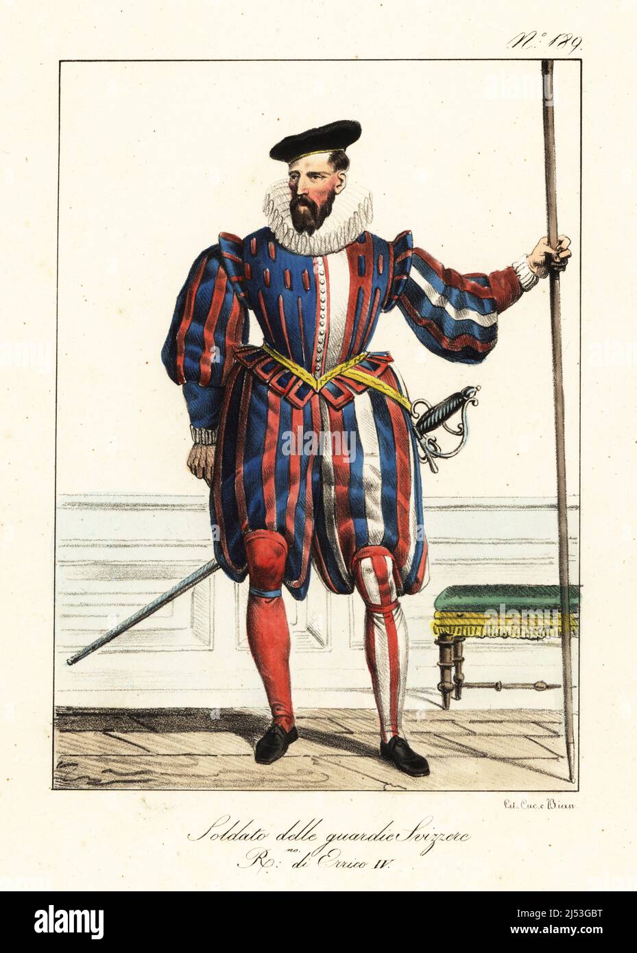 Soldato delle Guardie Svizzere durante il regno di re Enrico IV, 1589-1610. In beretto, elaborato uniforme tricolore a strisce di doppietto e zucca breecehs, treccia e lacci di livrea, tubo, colletto di ruff, con alambera e spada. Soldat des Gardes Suisses, Regne de henry IV. Litografia a mano di Lorenzo Bianchi e Domenico Cuciniello dopo Ippolite Lecomte di Costumi civili e militanti della monarchia francese dal 1200 al 1820, Napoli, 1825. Edizione italiana dei costumi civili e militari della monarchia francese di Lecomte dal 1200 al 1820. Foto Stock