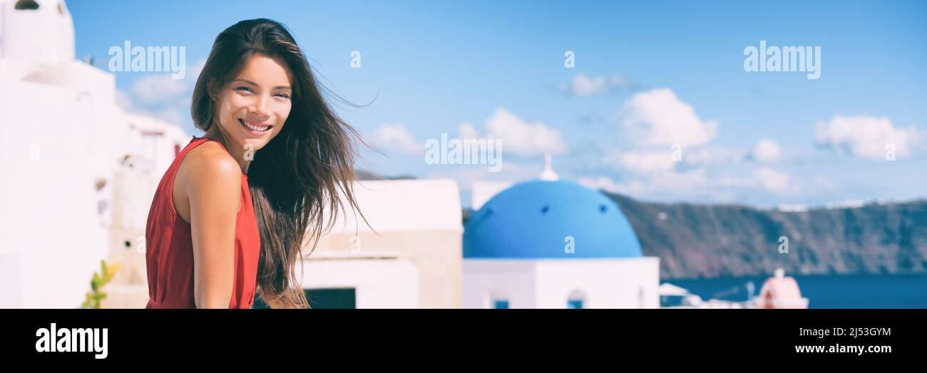 Europa crociera viaggio estate vacanza di lusso destinazione turistica asiatica donna relax a Oia, Santorini, Grecia. Popolare punto di riferimento turistico europeo Foto Stock