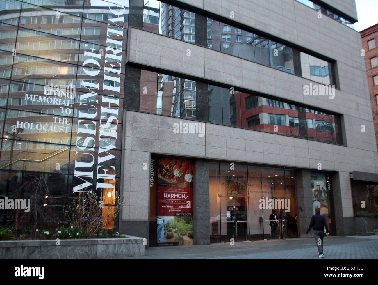 New York, Stati Uniti. 09th Apr 2022. Il poster 'Harmony: A New Musical' si trova su un museo dell'Olocausto nel quartiere di Manhattan, dove si trova anche il 'National Yiddish Theatre Folksbiene'. Il musical, scritto dalla cantante Barry Manilow e Bruce Sussman, racconta la storia del leggendario gruppo vocale tedesco, comico Harmonists e può essere visto fino al maggio 8. (To dpa-Korr ''Harmony': Manilow porta il musical comico degli armonisti a New York') Credit: Christina Horsten/dpa/Alamy Live News Foto Stock