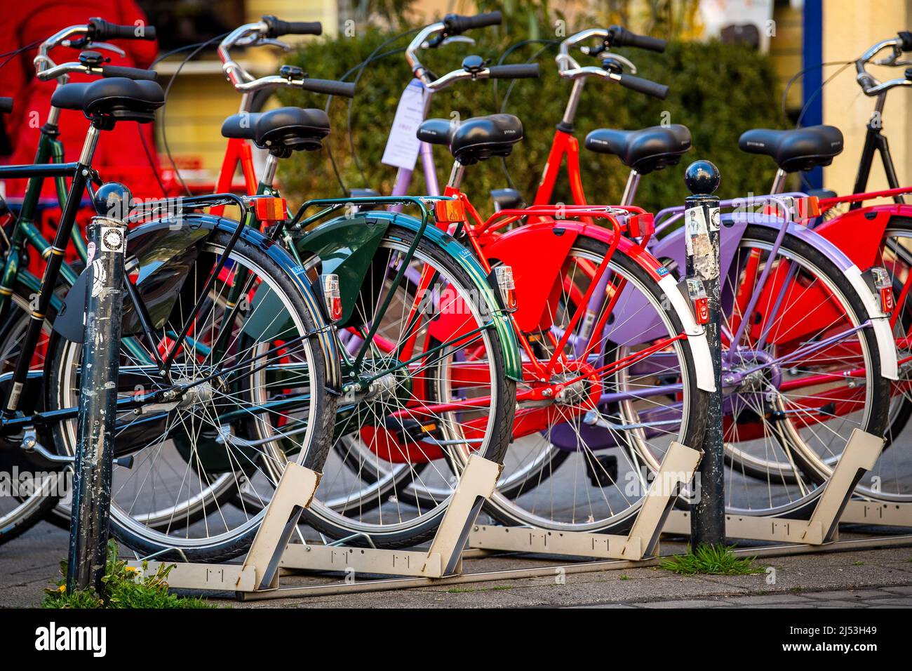 Brema, Germania. 19th Apr 2022. Le biciclette sono in vendita davanti ad un  negozio. Coloro che ordinano una nuova moto spesso sperano per la consegna  puntuale per la stagione. La situazione di