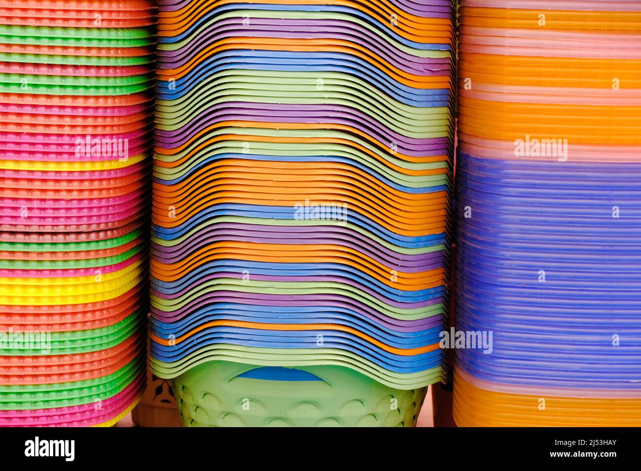 Prodotti di plastica, Negozio con vari casalinghi, plastica riciclata per la vendita, molte scelte. Foto Stock