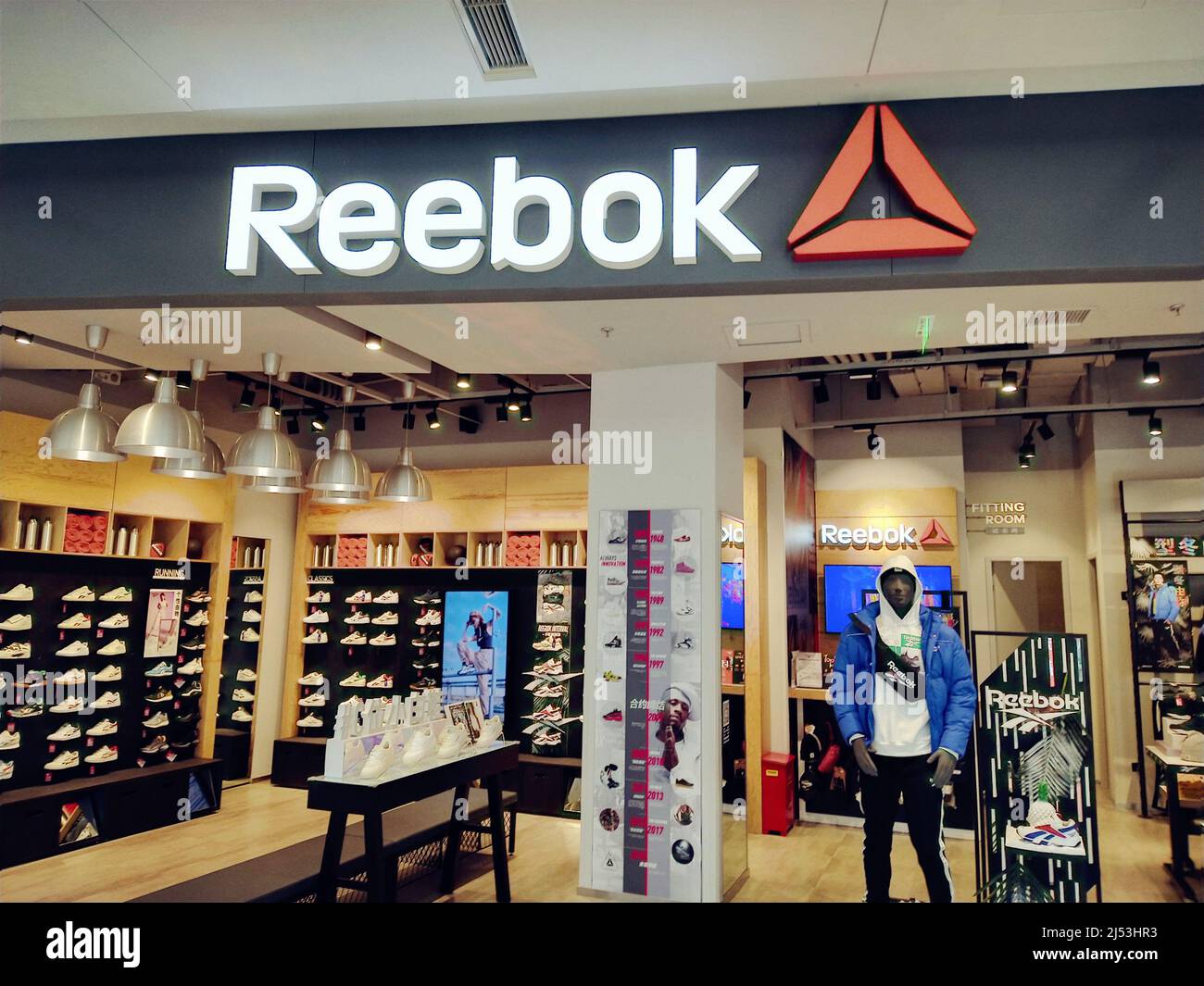 SHANGHAI, CINA - 13 OTTOBRE 2019 - Foto scattata il 13 ottobre 2019 mostra  un negozio REEBOK a Shanghai, Cina. Il 18 aprile 2022, diversi consumatori  hanno detto t Foto stock - Alamy