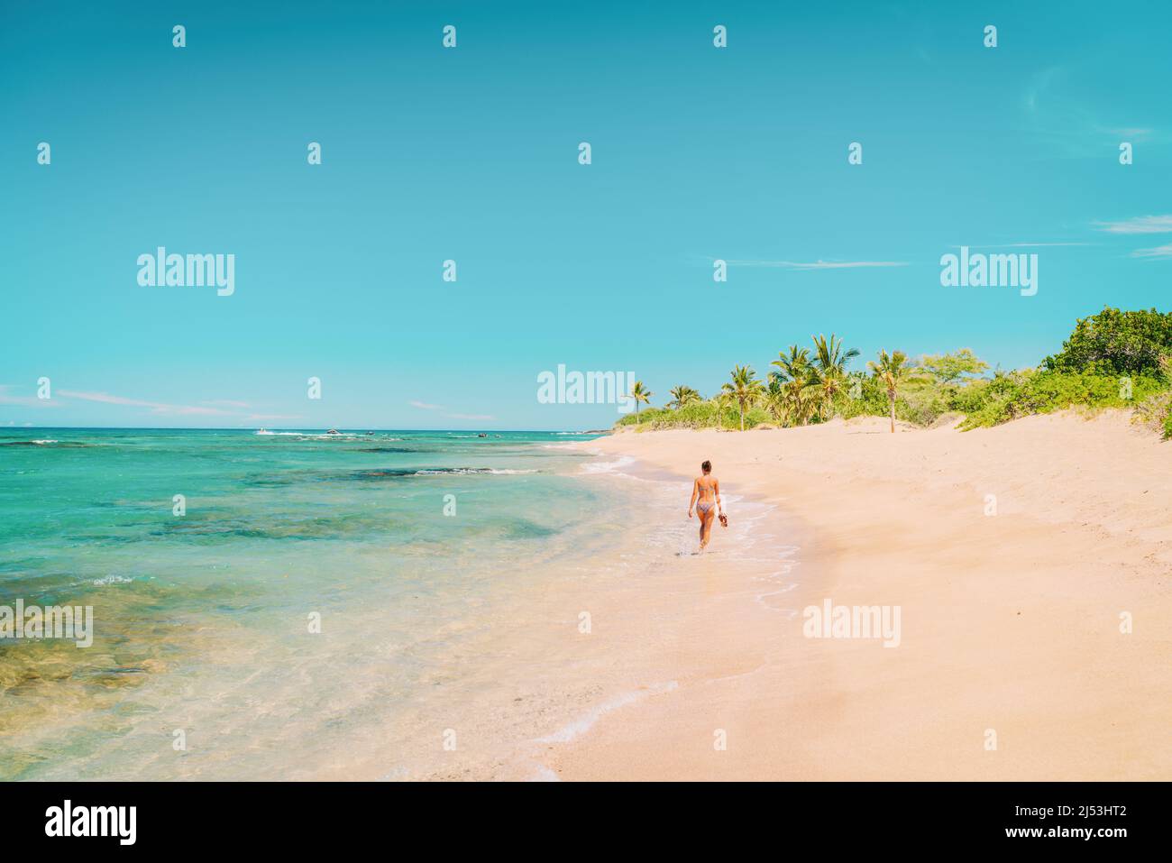 Caribbean Beach viaggio vacanza destinazione donna turista a piedi da solo su una costa appartata in fuga tropicale Foto Stock