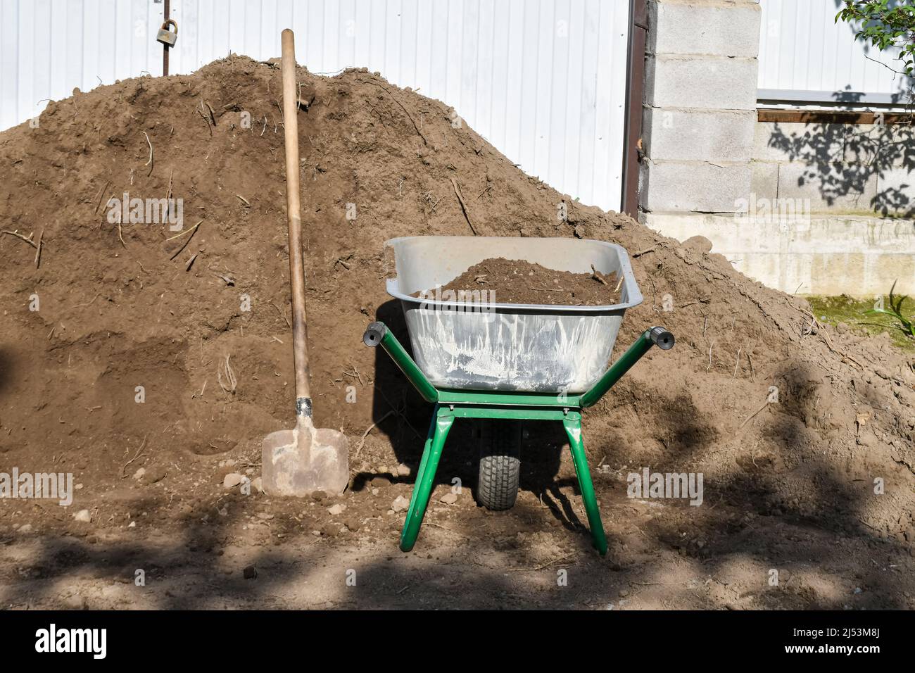 Lavori di giardino primaverile, lavori di miglioramento del suolo, rifornire lo strato fertile Foto Stock