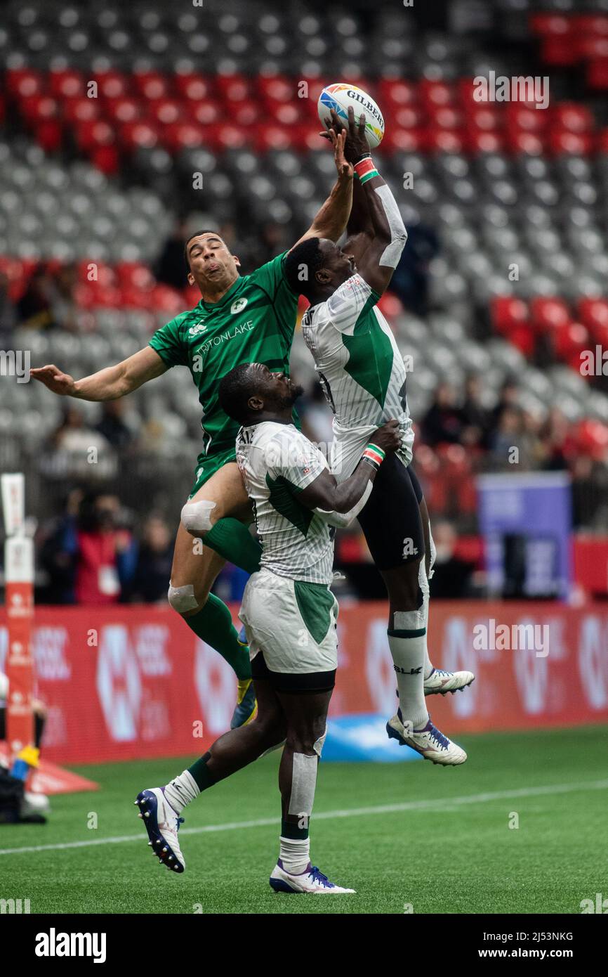 Vancouver, Canada, 17 aprile 2022: Jordan Conroy (a sinistra) del Team Ireland 7s compete per la palla contro il Team Kenya 7s giocatori durante il giorno 2 della HSBC Canada Sevens al BC Place a Vancouver, Canada. L'Irlanda ha vinto la partita con il punteggio 21-14. Foto Stock