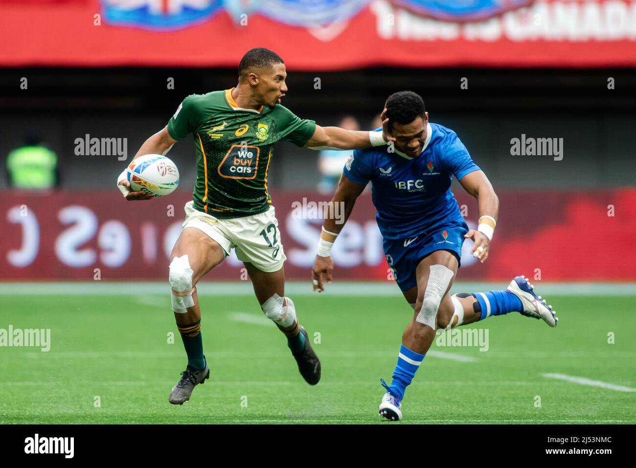 Vancouver, Canada, 17 aprile 2022: Shilton van Wyk (a destra) del Team South Africa 7s in azione contro Steve Rimoni (a destra) del Team Samoa 7s durante il giorno 2 della HSBC Canada Sevens al BC Place di Vancouver, Canada. Samoa ha vinto la partita con il punteggio 28-17. Foto Stock