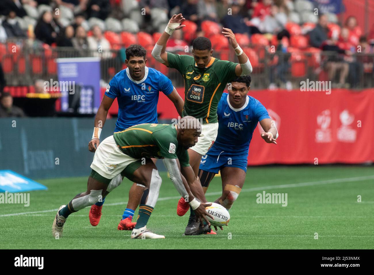 Vancouver, Canada, 17 aprile 2022: Sivius Soyizwapi (palla in attesa) del Team South Africa 7s in azione durante la partita contro il Team Samoa 7s il giorno 2 della HSBC Canada Sevens al BC Place a Vancouver, Canada. Samoa ha vinto la partita con il punteggio 28-17. Foto Stock