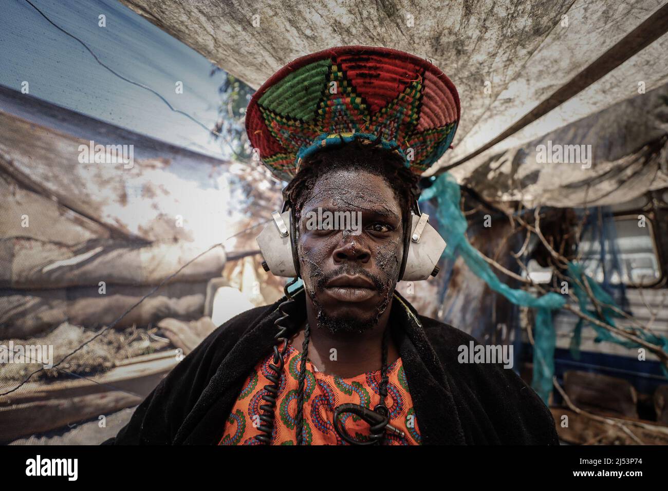 Un artista vestito in un costume post-apocalittico si pone per una foto  durante una produzione cinematografica di un video musicale. Artisti di  Kibera vestiti in costumi post-apocalittici per girare un video musicale
