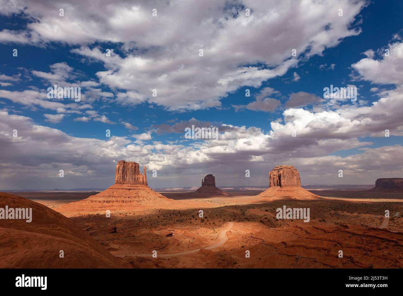Monument Valley, Arizona, con le nubi drammatiche e la luce del sole sul Mittens Foto Stock