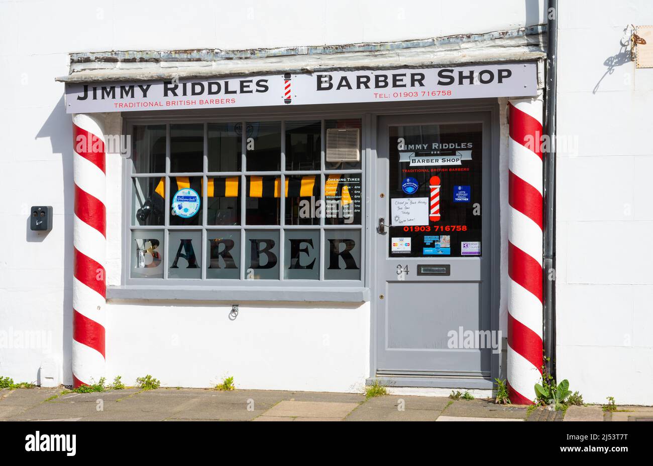 Piccoli barbiere locali chiamati Jimmy Riddles barbiere a Littlehampton, West Sussex, Inghilterra, Regno Unito. Foto Stock