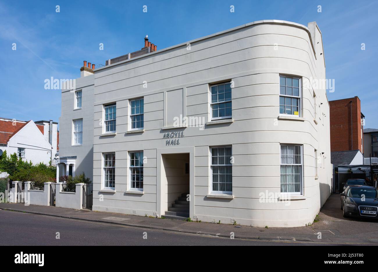 Argyll Hall, un blocco di 5 appartamenti o appartamenti in un moderno edificio bianco a Littlehampton, West Sussex, Inghilterra, Regno Unito. Foto Stock