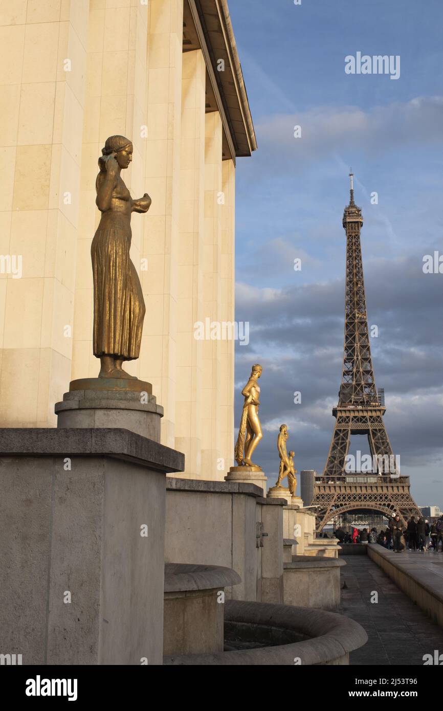 Parigi, Francia, Europa: La Torre Eiffel, torre di metallo completata nel 1889 per l'esposizione universale, Eeen al tramonto dal Museo Nazionale della Marina Foto Stock