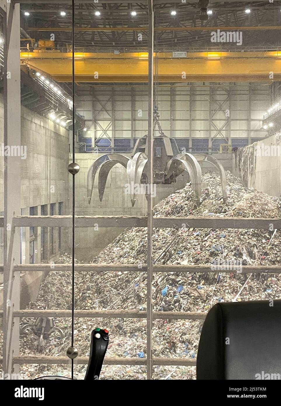 All'interno di un impianto di gestione dei rifiuti che combuca rifiuti per produrre elettricità, incenerimento dei rifiuti e impianto di produzione di energia, Cestino ad energia Foto Stock