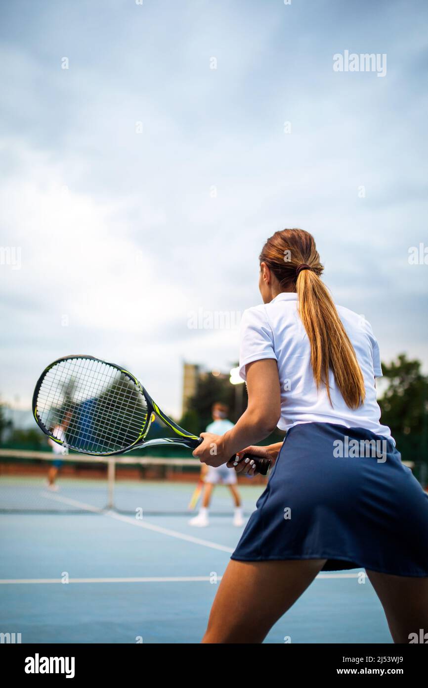 Ritratto di felice fit giovane donna che gioca a tennis. Persone sport sano stile di vita concetto Foto Stock