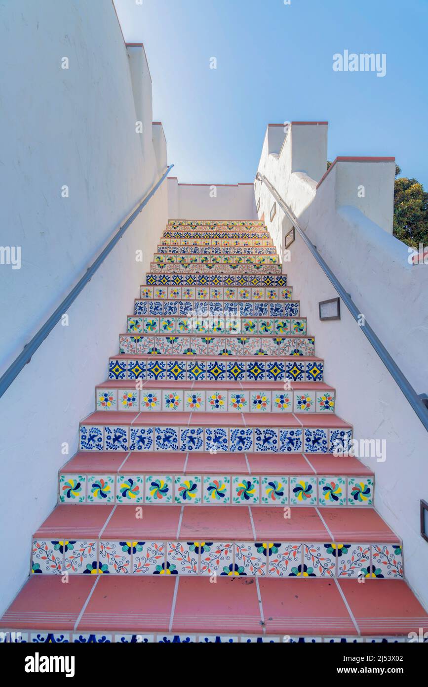 Scalinata esterna con scalini in mattonelle rosse e riser decorati a San  Clemente, California Foto stock - Alamy