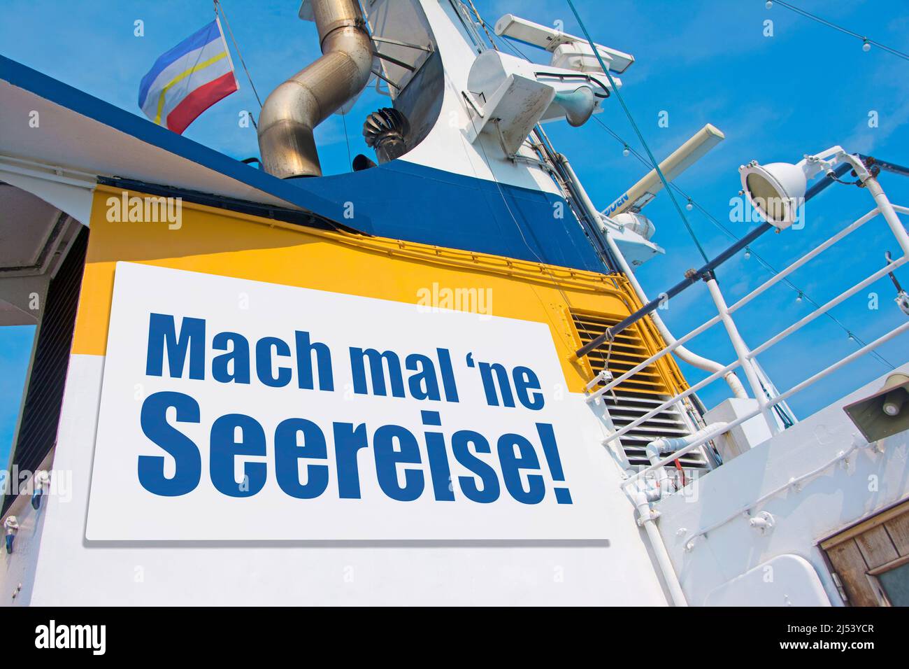 Nave da viaggio con cartello pubblicitario tedesco "Mach mal 'ne Seereise!" (Fai un viaggio in mare!) Foto Stock
