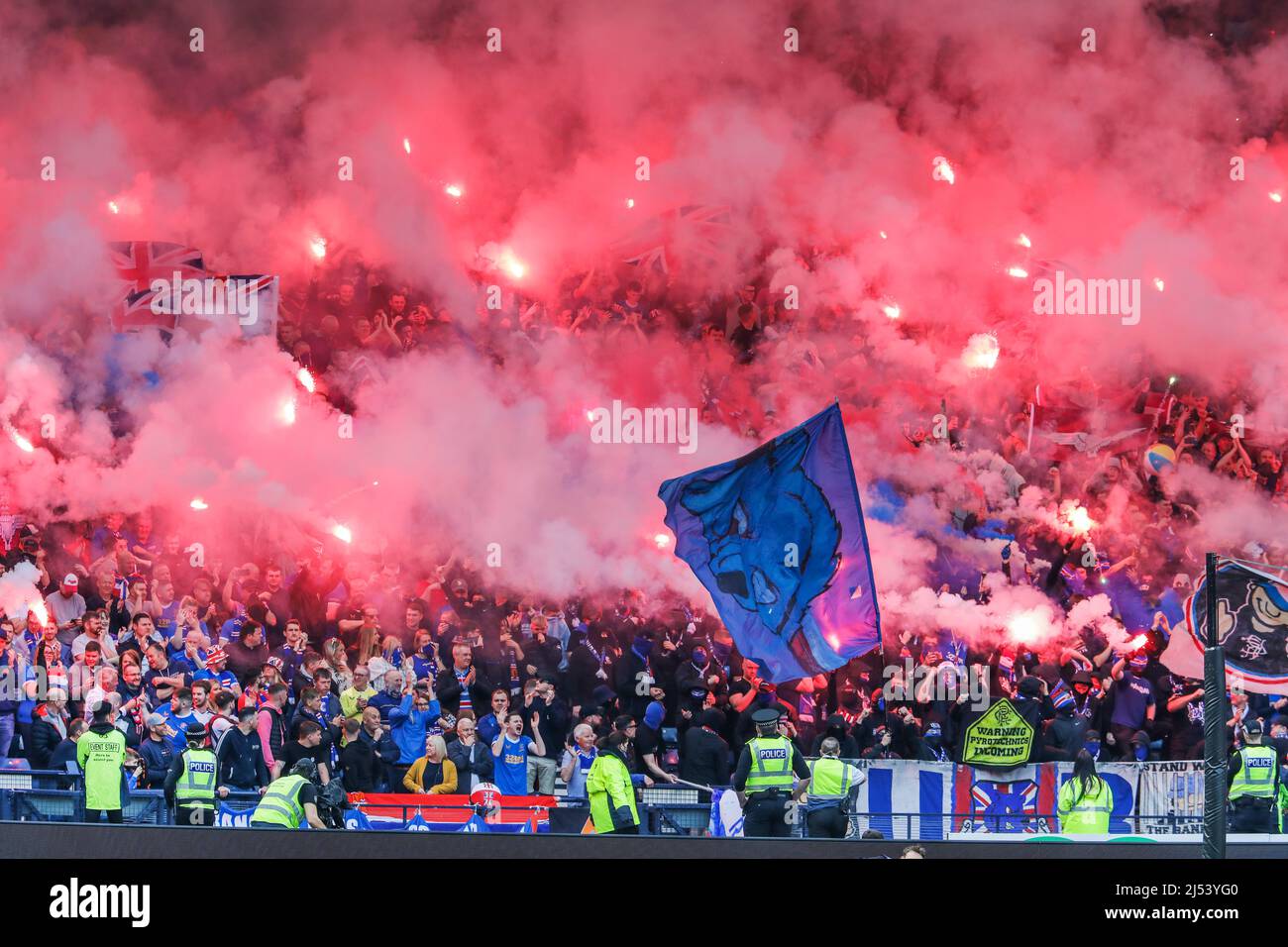 Rangers fc football fans sul terrazzamento ad un Hampden Park, con la partenza di variopinte, Glasgow, Scozia, Regno Unito Foto Stock