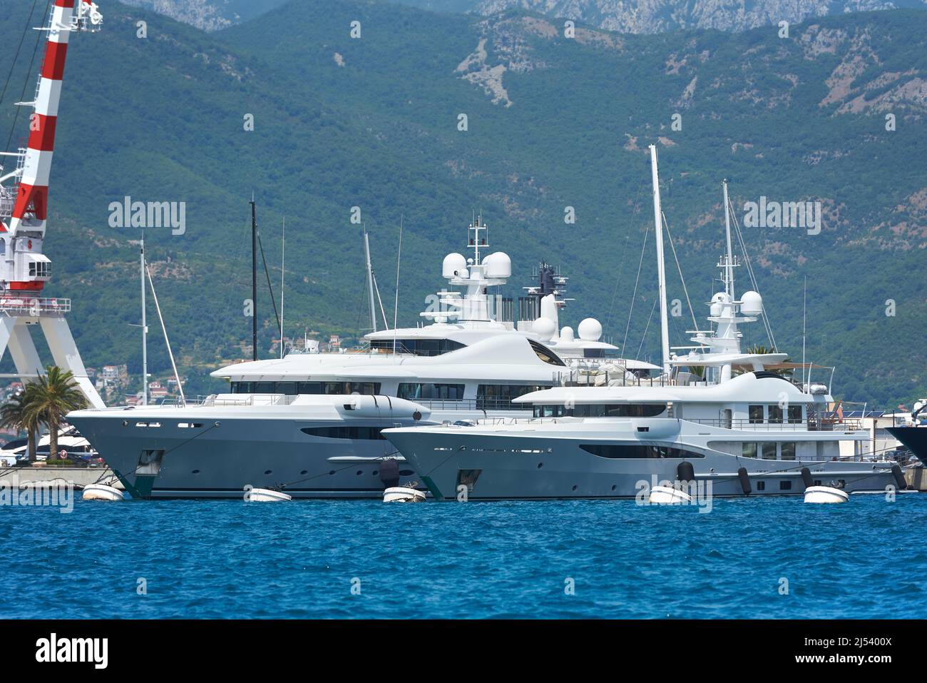 Due yacht bianchi di lusso ormeggiati nel porto Foto Stock