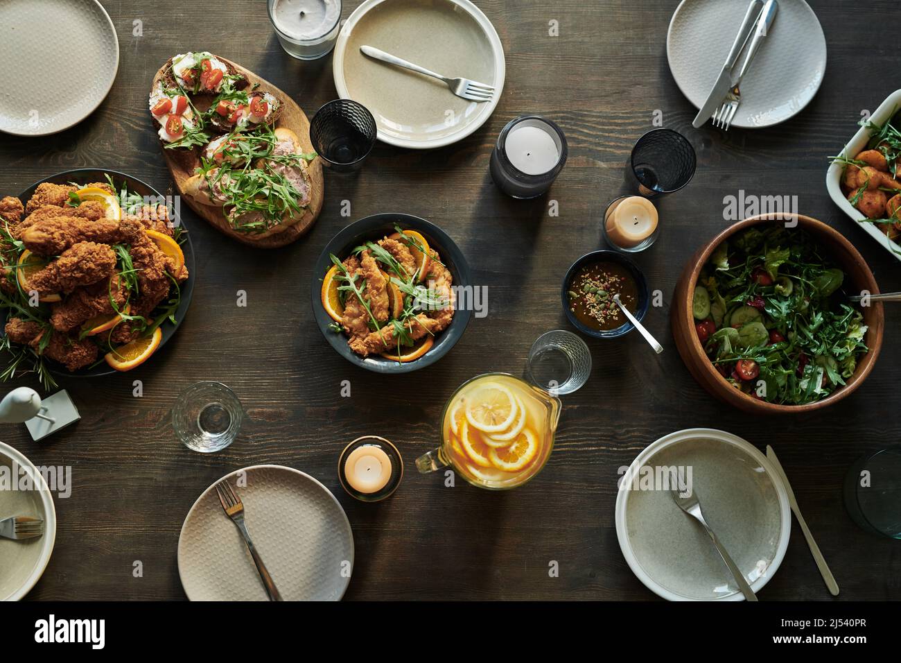 Vista ad alto angolo del tavolo da pranzo servito con vari piatti e antipasti per cena a festa Foto Stock