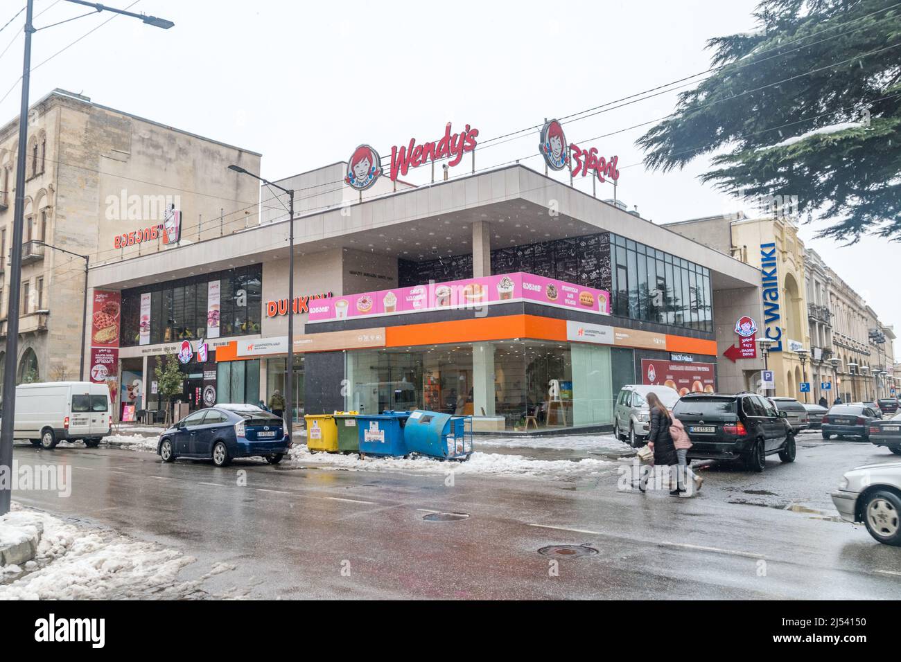 Kutaisi, Georgia - 17 marzo 2022: Ristorante Dunkin’ Donuts e Wendy's a Kutaisi. Dunkin' Donuts è una multinazionale americana di caffè e ciambelle Foto Stock