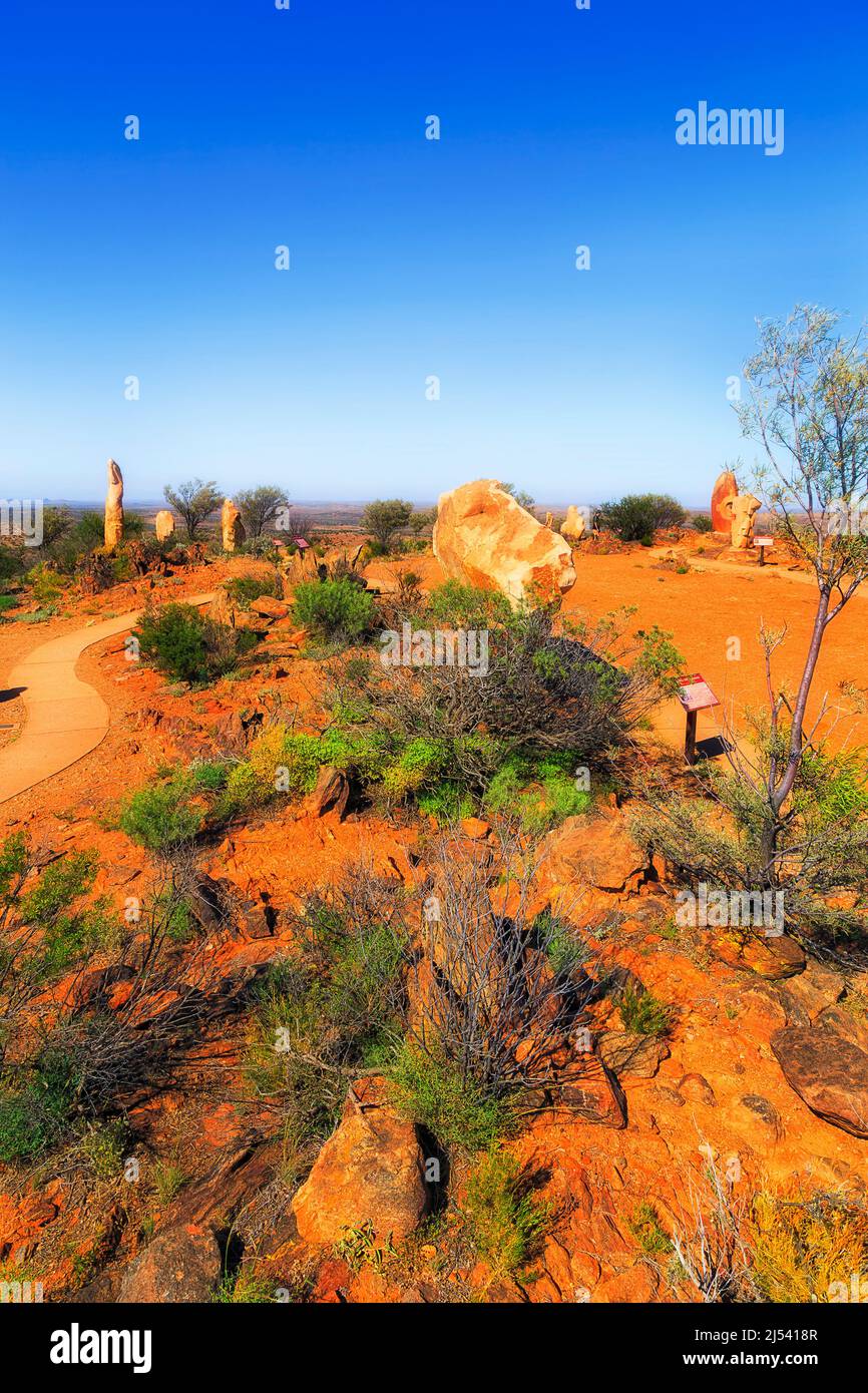 Paesaggio boschivo in collina spezzata città scultura parco vivente deserto di entroterra australiano. Foto Stock