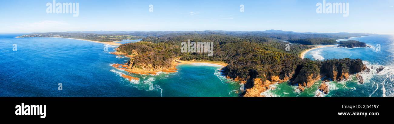 Panoramica panoramica aerea panoramica della costa Sapphire in Australia sulla costa del Pacifico vicino alla spiaggia di Tathra e alla laguna del fiume Bega. Foto Stock