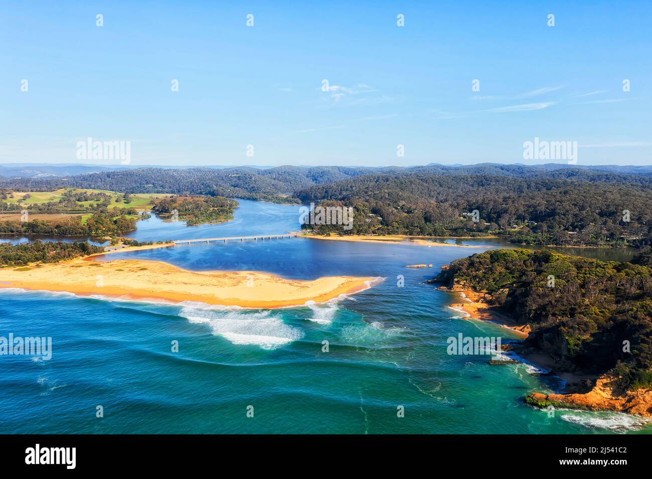 Entrata del fiume Bega all'oceano Pacifico alla spiaggia di Tathra - paesaggio panoramico aereo della costa Sapphire in Australia. Foto Stock