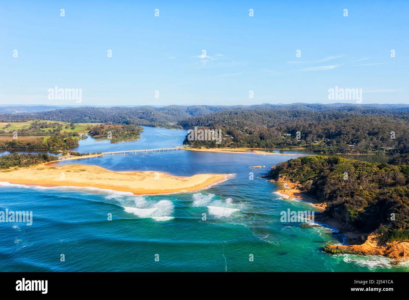 Scenico fiume Bega che entra nell'oceano Pacifico sulla costa Sapphire dell'Australia alla spiaggia di Tathra. Foto Stock