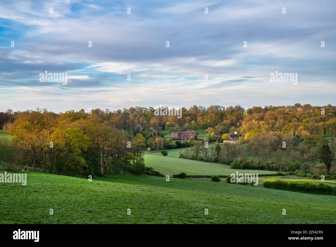 Si affaccia su Compton Wynyates dal mulino a vento di Tysoe la mattina presto della primavera. Warwickshire, Inghilterra Foto Stock