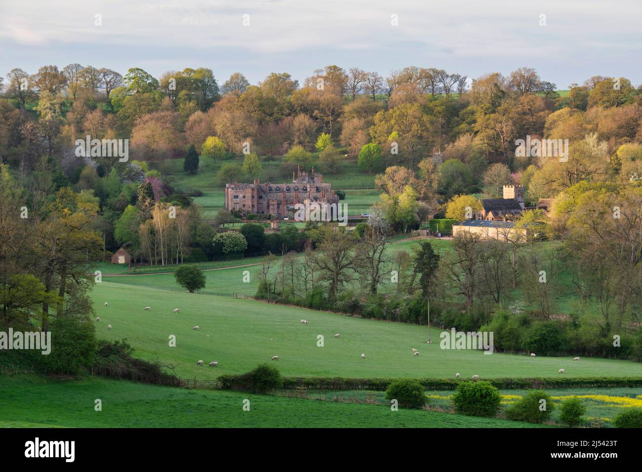 Si affaccia su Compton Wynyates dal mulino a vento di Tysoe la mattina presto della primavera. Warwickshire, Inghilterra Foto Stock