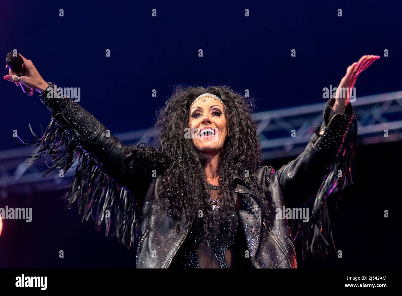 Michelle Daniels, un atto tributo Cher, si esibisce in un concerto retrò del 1980s a Southend on Sea, Essex, Regno Unito Foto Stock