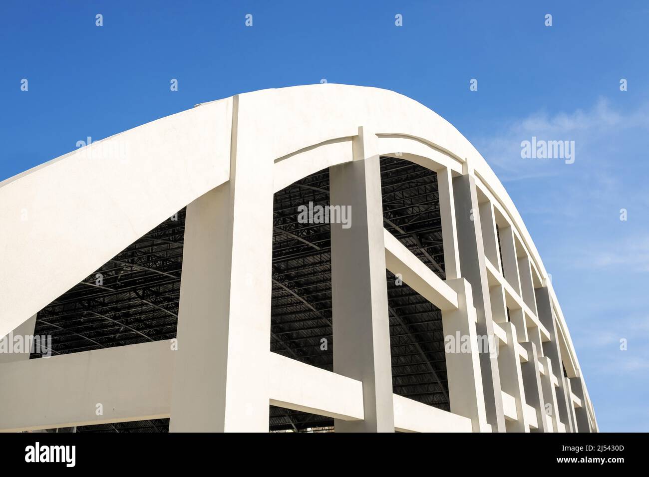 Edificio, un edificio con finestre asimmetriche, uno spazio per eventi al coperto e un punto di riferimento architettonico Foto Stock