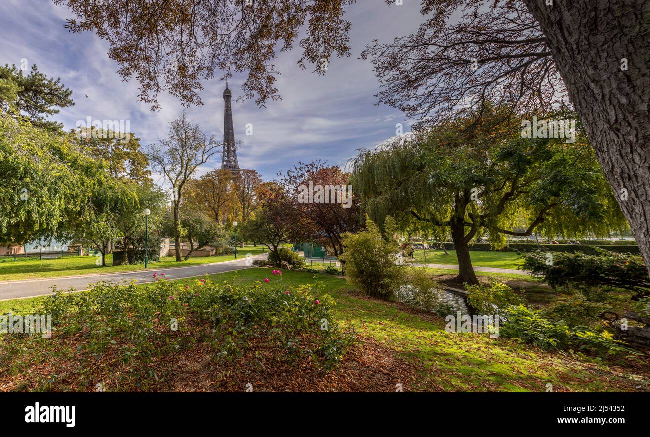 Parigi, Francia - 19 ottobre 2020: Splendidi colori autunnali nel Parco del Trocadero con la Torre Eiffel sullo sfondo Foto Stock