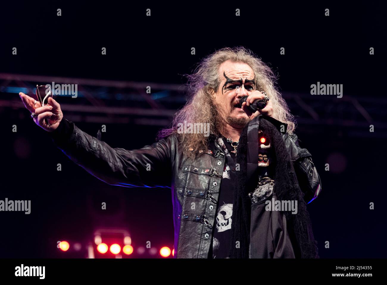 Il cantante Clive Jackson of Doctor e la band Medics si esibiscono in un concerto retrò del 1980s a Southend on Sea, Essex, Regno Unito Foto Stock